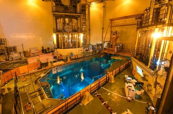 Behind the city lights: the maintenance team in charge of fuel assemblies replacement in Dayawan Nuclear Power Plant in Shenzhen