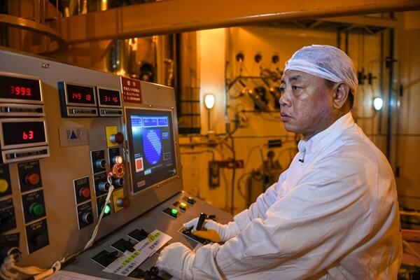 Behind the city lights: the maintenance team in charge of fuel assemblies replacement in Dayawan Nuclear Power Plant in Shenzhen