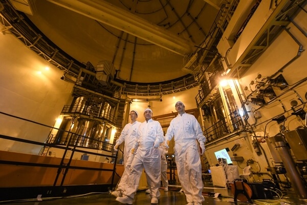 Behind the city lights: the maintenance team in charge of fuel assemblies replacement in Dayawan Nuclear Power Plant in Shenzhen