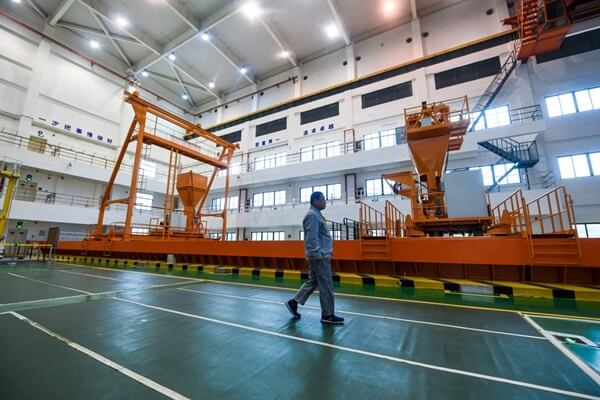 Behind the city lights: the maintenance team in charge of fuel assemblies replacement in Dayawan Nuclear Power Plant in Shenzhen