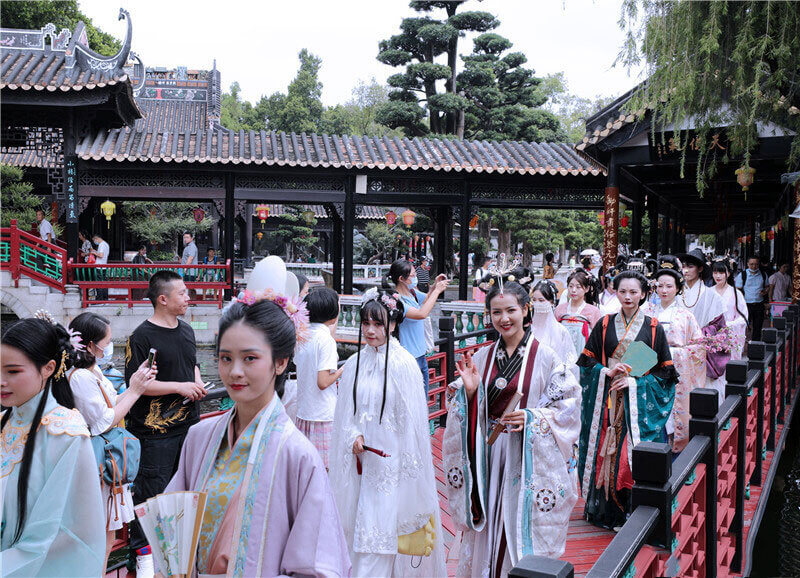 People enjoy National Day holiday across Guangdong