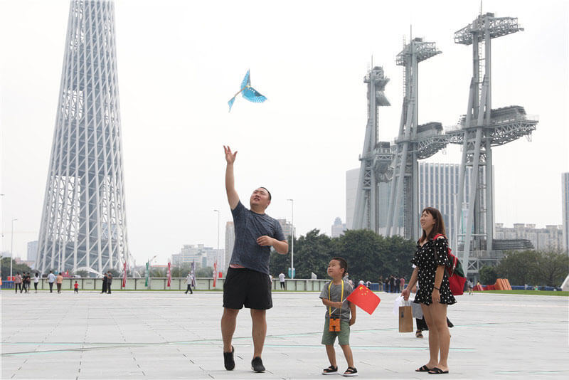 People enjoy National Day holiday across Guangdong