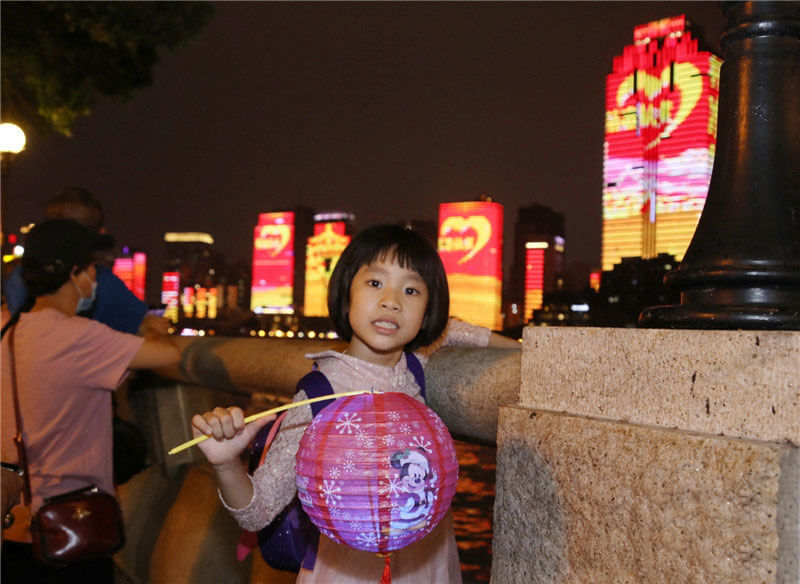 People enjoy National Day holiday across Guangdong