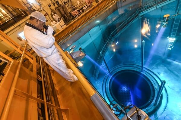 Behind the city lights: the maintenance team in charge of fuel assemblies replacement in Dayawan Nuclear Power Plant in Shenzhen