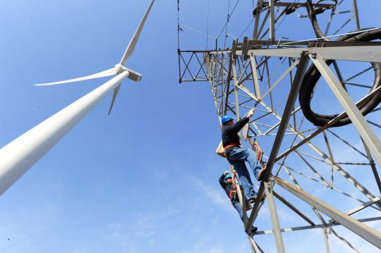  West-east power line reaches 