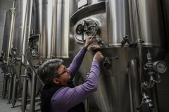  Bucking the crisis, Greek microbreweries bubble to the fore 
