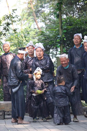  Ethnic minority tribe keeps its traditions despite globalization 