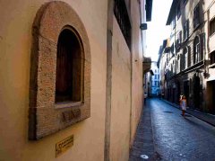 In Tuscany, Renaissance-Era Wine Windows Are Made For Social Distancing 