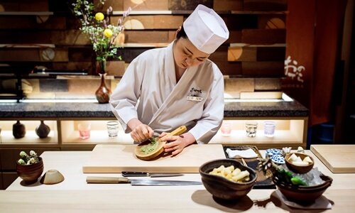  Women fight for a place at the table as sushi chefs in Japan 