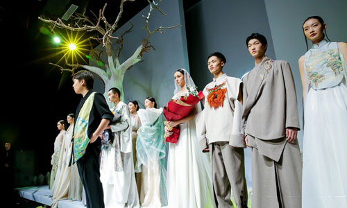  Chinese fashion designer combines clothing and traditional culture 