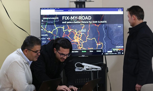  Palestinian students, US experts co-create car application to reduce vehicle emissions 
