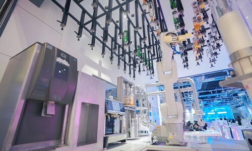  Futuristic! Robotic kitchen ready to serve 