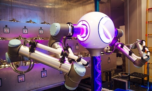  Futuristic! Robotic kitchen ready to serve 