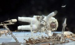  Two female US astronauts complete spacewalk, replacing batteries 