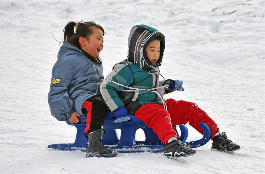 People enjoy outdoor winter sports in E China