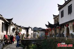 Ancient village in East China's Anhui attracts artists