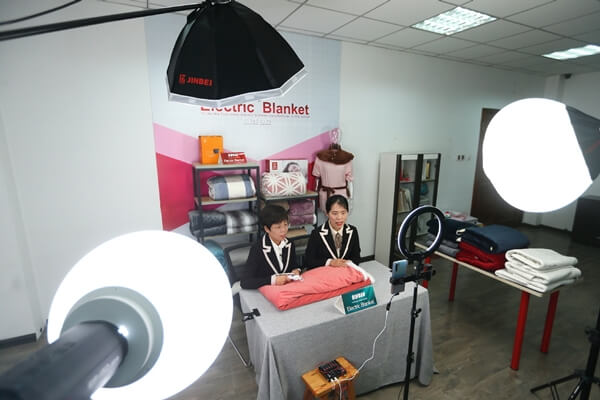  Curtain lifts on 10-day Canton Fair