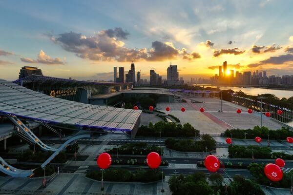  Curtain lifts on 10-day Canton Fair