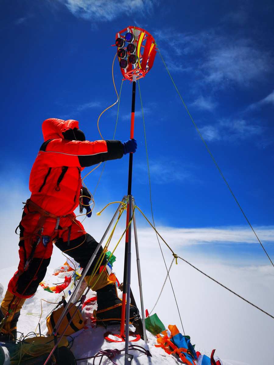 8,848.86 meters -- China, Nepal jointly announce new height of Mt. Qomolangma