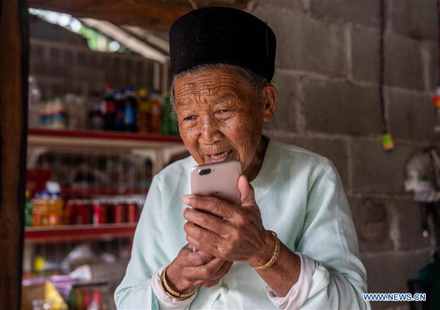 China takes action to help senior people better adapt to digital era