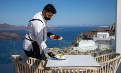  Curfew in top Greek island bars, eateries to limit corona virus 