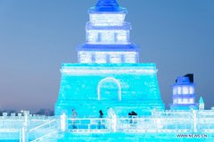 Harbin attracts tourists by making best use of ice in winter