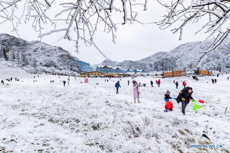 People have fun in Jinfo Mountain in SW China