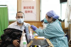  In Guangzhou, taxi drivers get their coronavirus vaccine shots
