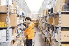 Warehouses help Chinese companies sell products to more places around the world