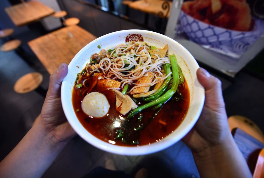Export value of river snail rice noodles reaches 30 million yuan in South China’s Liuzhou