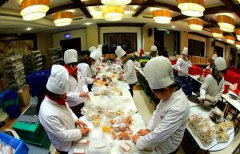  China's catering sector bounces back during holiday