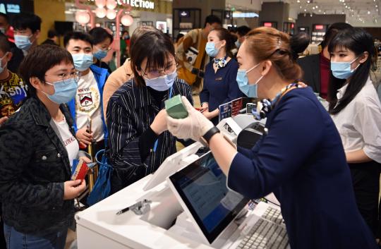  Duty-free shopping flourishes in Hainan