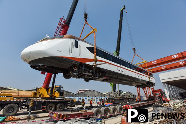  Fast underground train rolls into Guangzhou