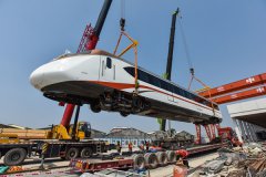  Fast underground train rolls into Guangzhou