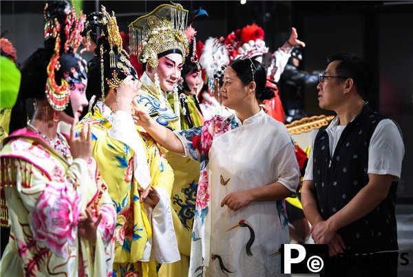  Guangdong artist creates unique house of wax