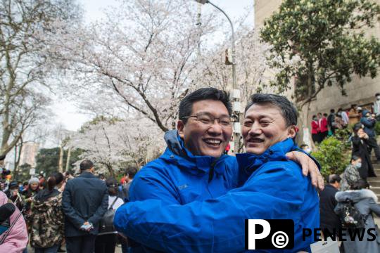  Medical workers return to Wuhan to join city