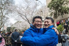  Medical workers return to Wuhan to join city's antivirus victory celebrations