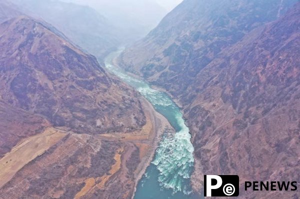 Chinese whitewater kayakers have run Class-V Laojun Rapid, paying tribute to Jinsha River
