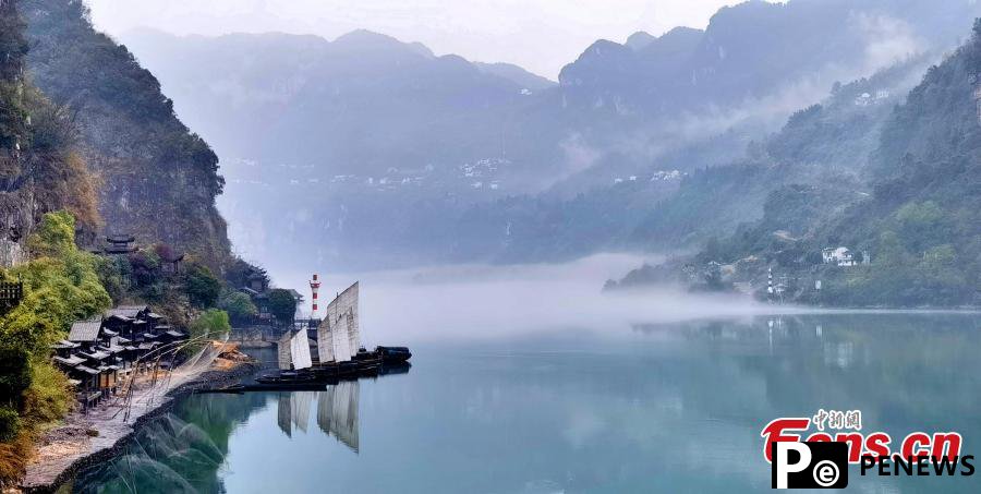 Scenery of Xiling Gorge amid the misty rain