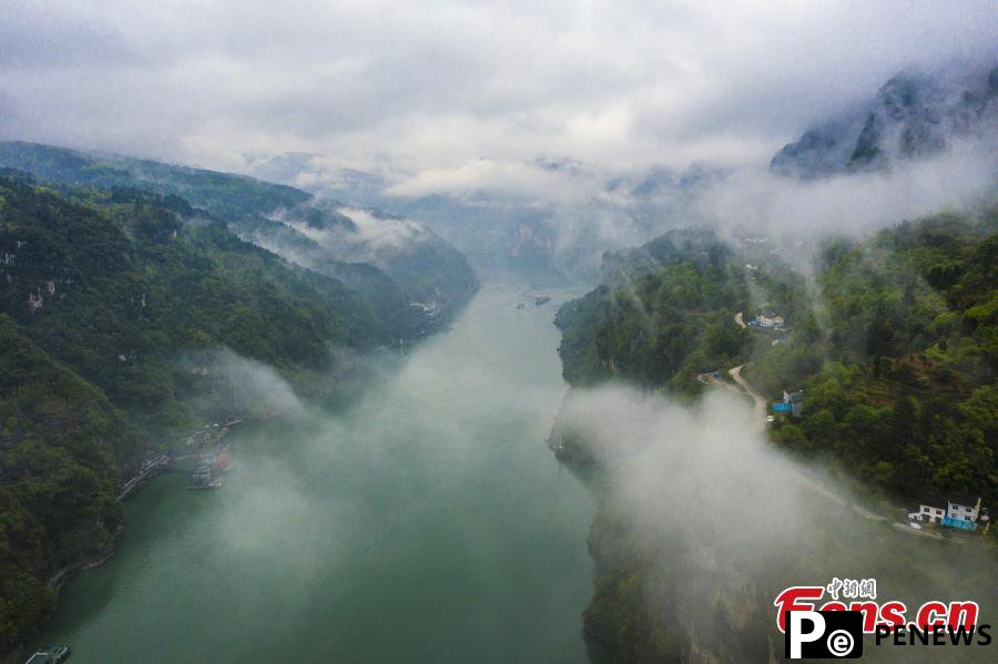 Scenery of Xiling Gorge amid the misty rain