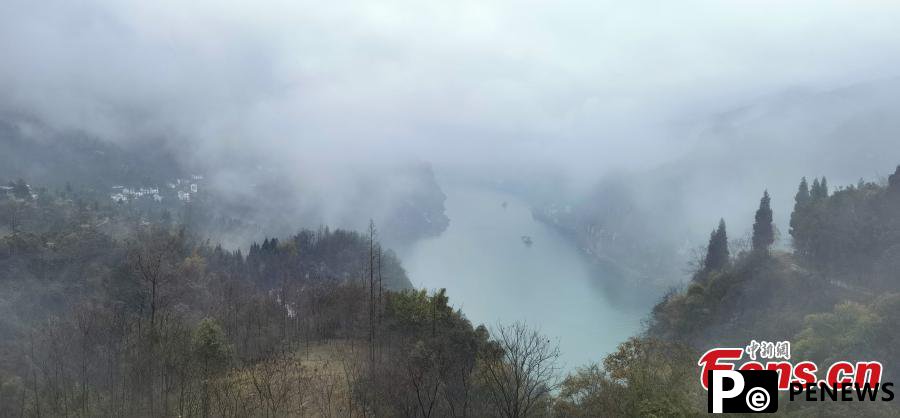 Scenery of Xiling Gorge amid the misty rain