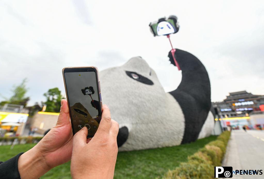 Selfie Panda sculpture in Sichuan goes popular