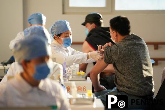 People are vaccinated at medical centers in Beijing's Xicheng district, on Jan 3, 2021. [Photo by Fang Fei/For chinadaily.com.cn]