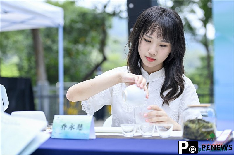 Girls perform tea ceremony at Baiyun Mountain in Guangzhou