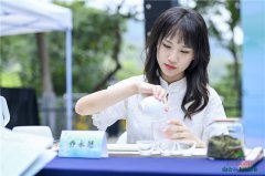 Girls perform tea ceremony at Baiyun Mountain in Guangzhou