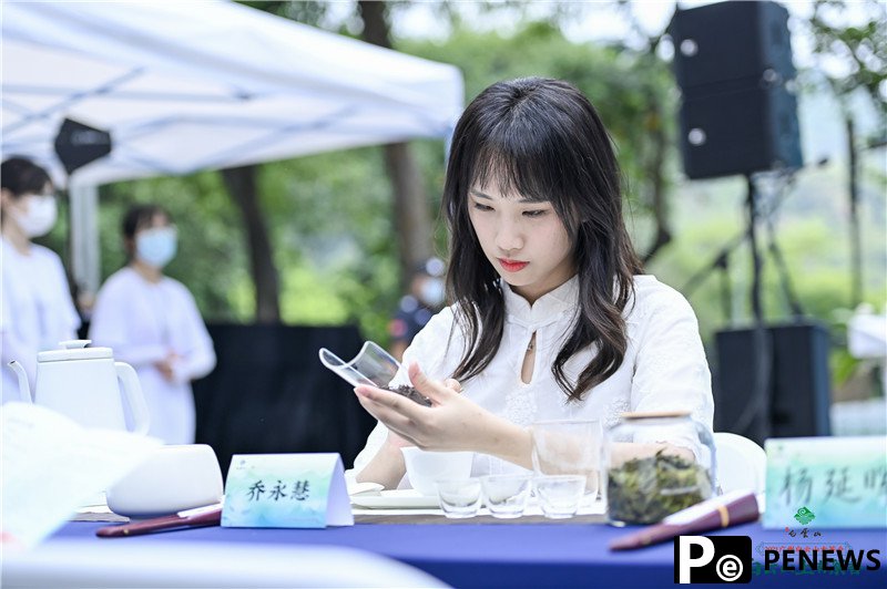 Girls perform tea ceremony at Baiyun Mountain in Guangzhou