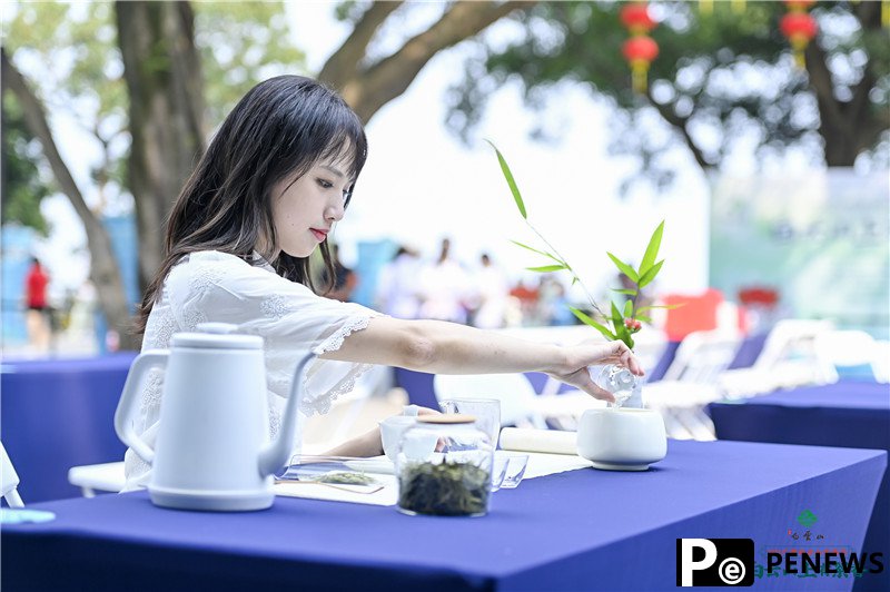 Girls perform tea ceremony at Baiyun Mountain in Guangzhou