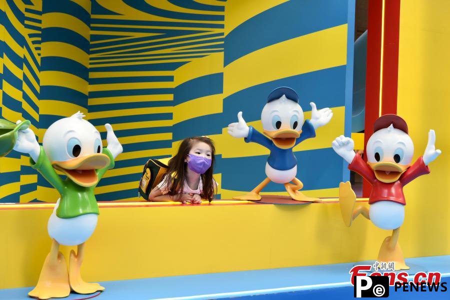 Hong Kong citizens have fun in Donald Duck themed event