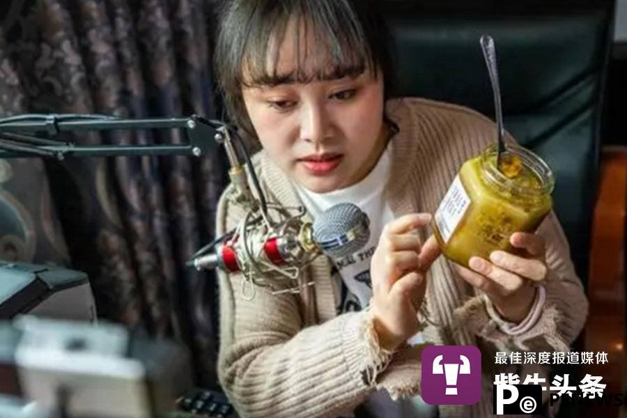 Young Chinese woman wins praise for helping villagers increase their income by developing a local bee breeding industry