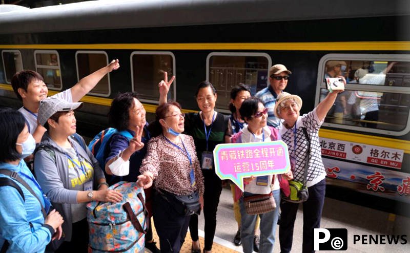 Beijing launches first tourist train to Tibet